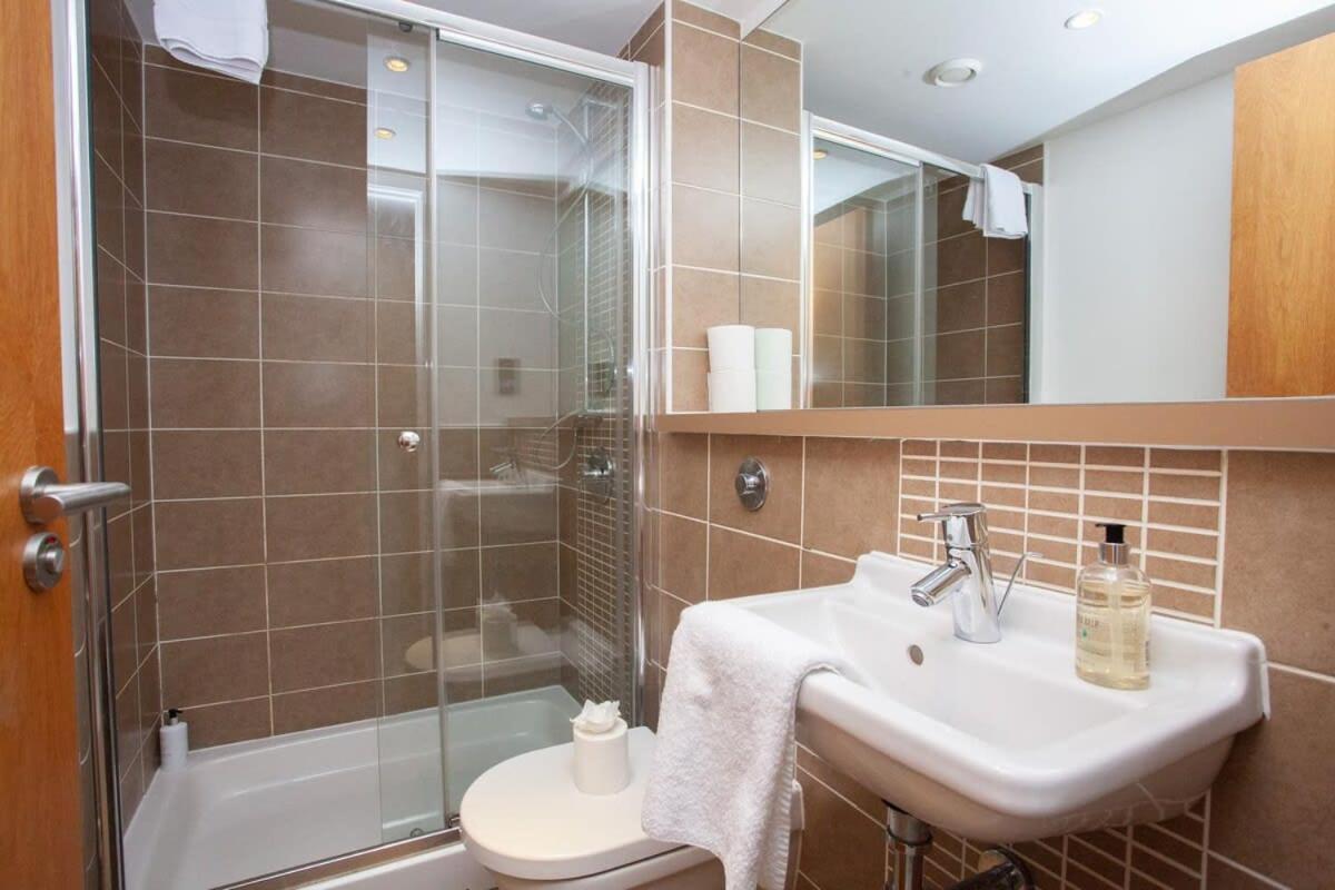 City Centre Apartment W Parking & Hyperoptic Wifi Glasgow Bagian luar foto